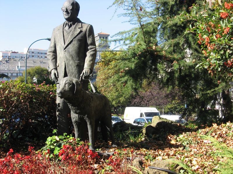 Estatua de un usuario con su perro guía