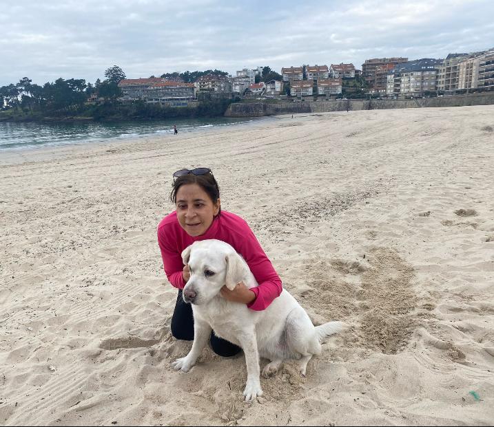 Paloma Ferreras junto a su perra guía Karen