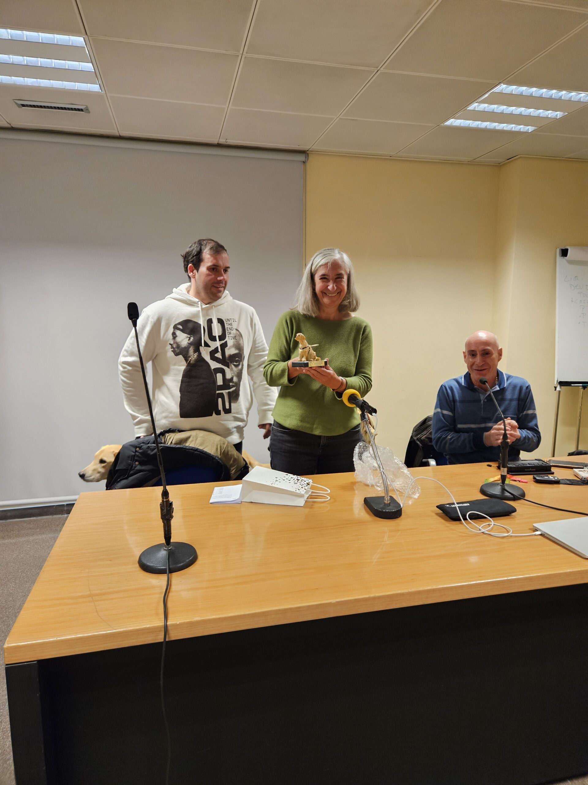 David Rey entrega de estatuilla a Elena Martínez