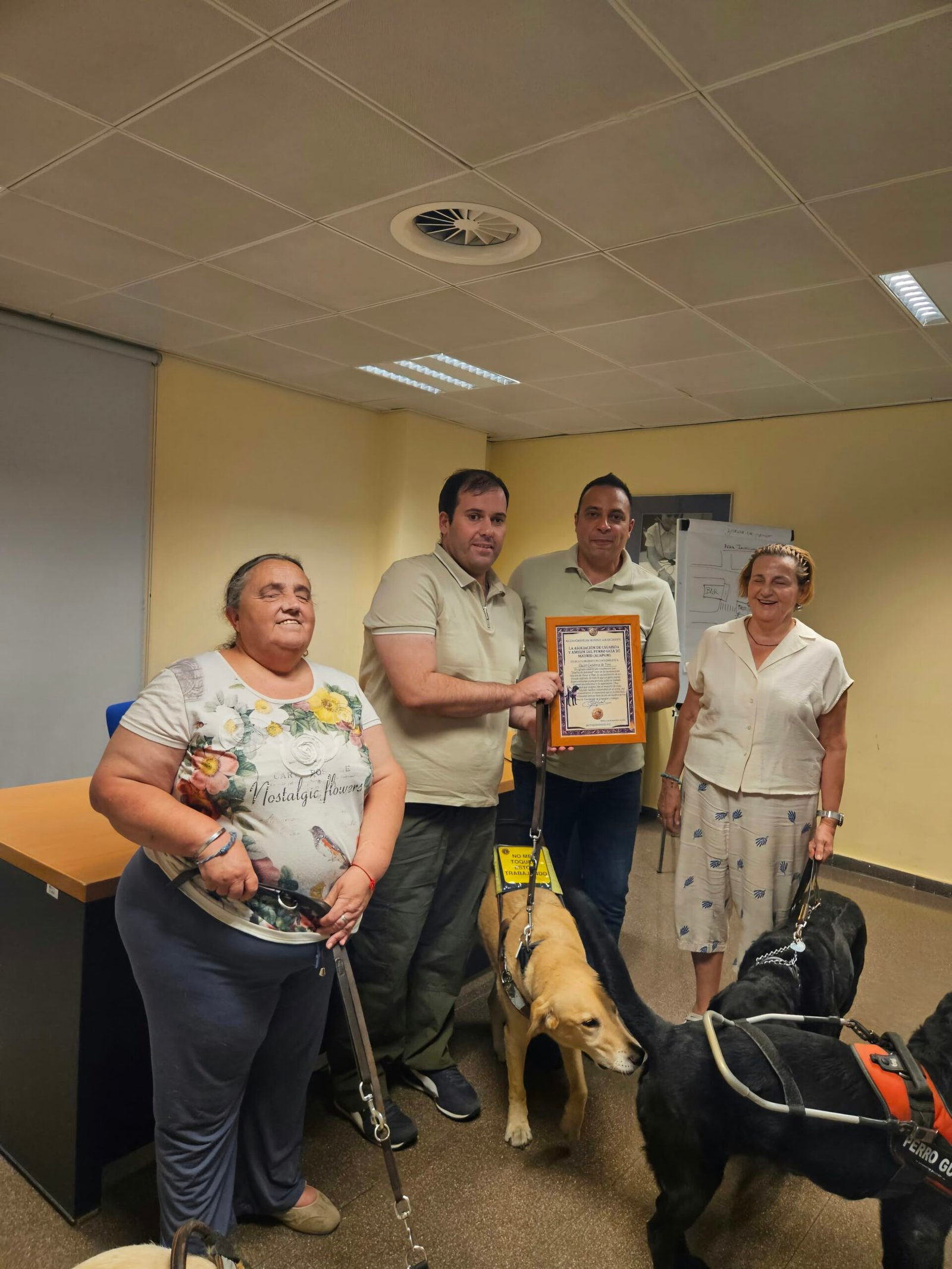 Junta directiva entrega diploma a Oscar Gutierrez de Toro